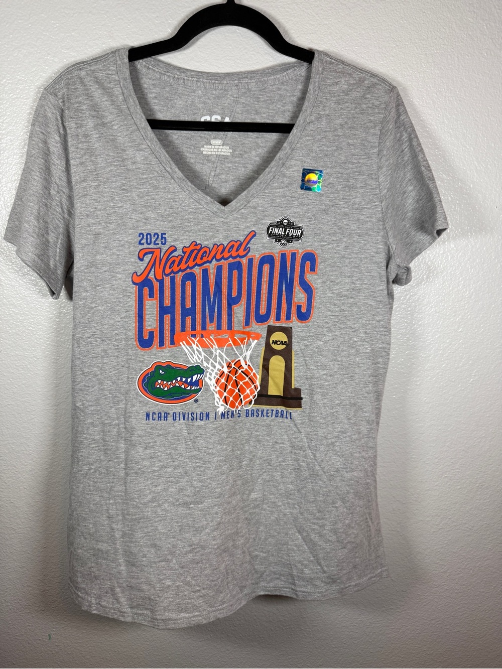 Florida Gators 2025 National Champions Shirt Women’s M Grey V Neck READ